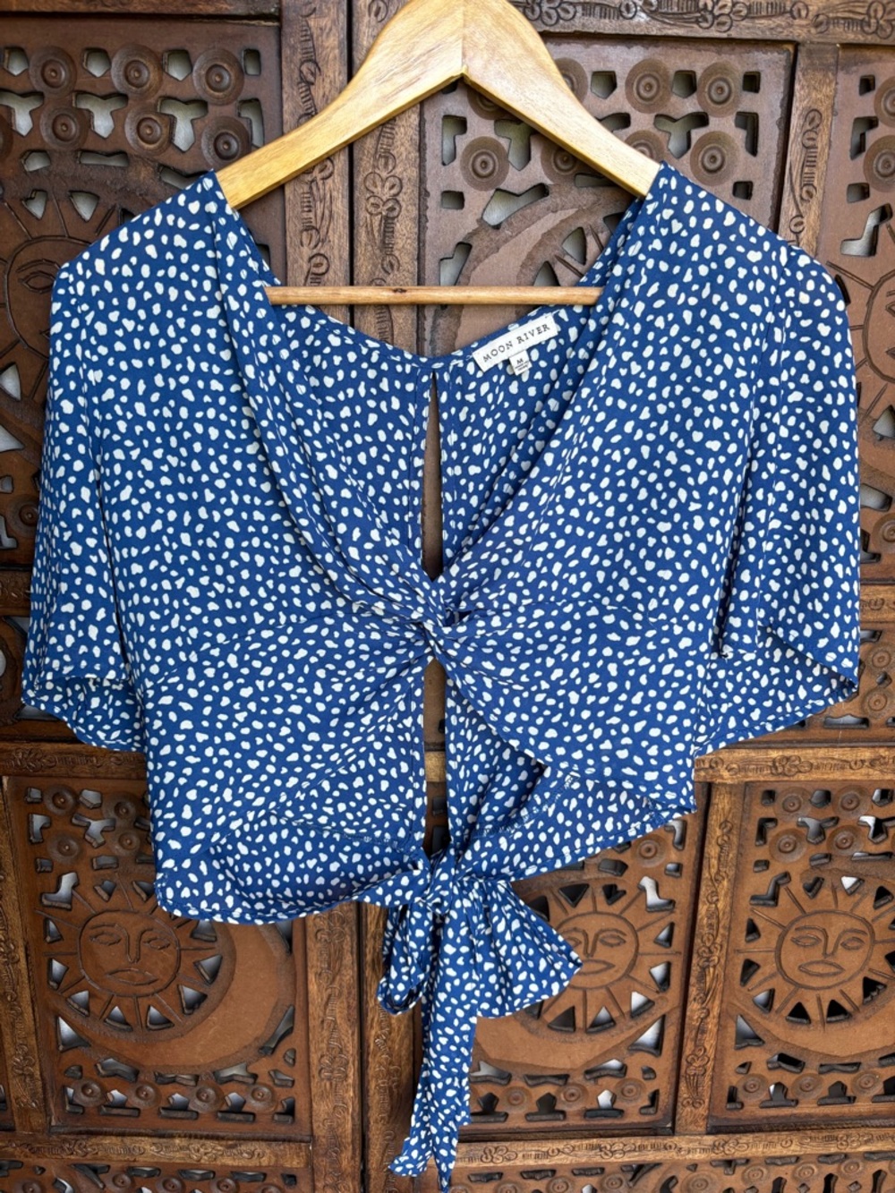 MOON RIVER Blue & White Dot Print Knot Front Cropped Blouse